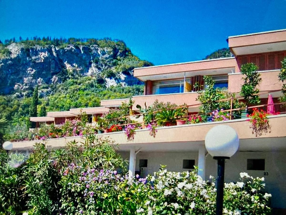 Appartamento Peppino Mit Seeblick Und Pool Рива дел Гарда Екстериор снимка