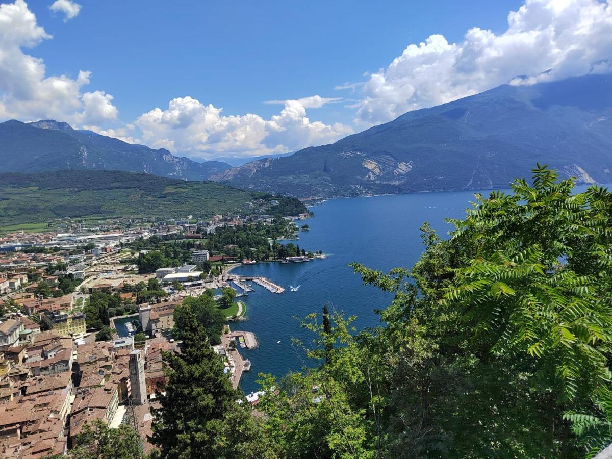 Appartamento Peppino Mit Seeblick Und Pool Рива дел Гарда Екстериор снимка